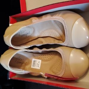 Women's size 8 shoes,  Dexflex comfort,  nude color